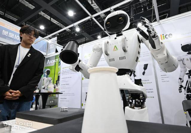 제1회 산업AI 엑스포가 개막한 3일 서울 강서구 코엑스 마곡의 에이로봇 부스에서 4세대 휴머노이드 로봇 앨리스가 주사위 놀이를 하고 있다. 최주연 기자