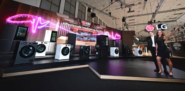 LG전자가 5일 독일 베를린에서 열리는 유럽 최대 가전 전시회 'IFA 2025'에 참가한다. LG전자는 전시관 입구에 AI홈 허브 '씽큐 온'의 지휘 아래 다양한 가전이 서로 연결되며 고객의 일상을 업그레이드하는 'LG AI홈'을 형상화한 'LG AI 가전의 오케스트라' 연출 공간을 마련했다. LG전자 제공
