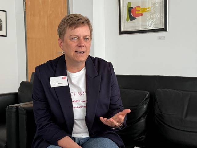 독일 베를린의 프리드리히 에버트 재단 사무실에서 이본느 레만 청소년 정책담당관이 한국일보와의 인터뷰에 응하고 있다. 프리드리히 에버트 재단은 독일 사회민주당(SPD)에 뿌리를 둔 정치재단으로, 청소년 시민·정치교육에 적극 참여하고 있다. 베를린=최은서 기자