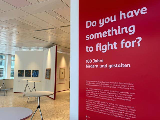 정치교육에 힘쓰는 독일의 프리드리히 에버트 재단이 설립 100주년을 맞아 재단 건물 로비에 관련 전시 공간을 마련해둔 모습. 베를린=최은서 기자