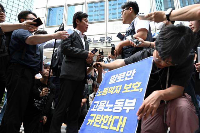 6월 24일 당시 고용노동부 장관 후보자였던 김영훈(가운데 왼쪽) 노동부 장관이 서울 중구 서울지방고용노동청 앞에서 주얼리업체 해고노동자 김정봉씨와 만난 모습. 강예진 기자