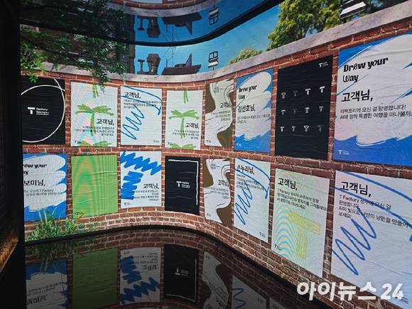 T팩토리 성수 1층 입구에 위치한 대형 미디어월 이미지. 방문자 이름이 화면에 표출되고 있다. [사진=안세준 기자]
