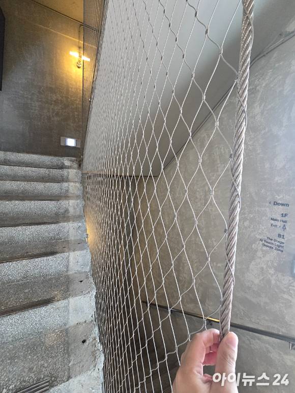 T팩토리 성수 내 계단 모습. 건물 외관은 물론 내부 공간까지 철조물을 활용한 점이 눈에 띈다. [사진=안세준 기자]