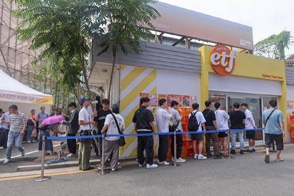 지난달 31일 서울 성동구 글로우 성수에 마련된 경제유튜버 슈카의 ETF 베이커리 팝업 스토어 앞에 빵을 사려는 시민들이 줄을 서고 있다. [사진=연합뉴스]