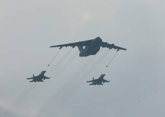 5세대 스텔스 전투기 젠-20(위 사진)과 윈-20 수송기가 베이징 상공을 비행하고 있다. [AFP·로이터=연합뉴스]