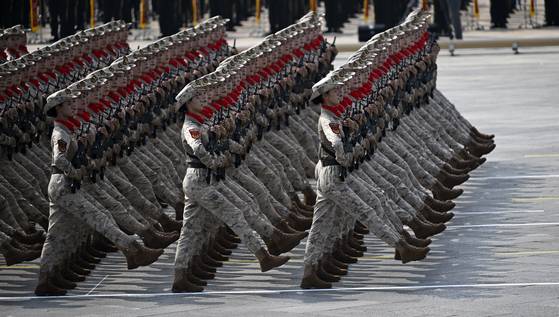 이날 처음 소개된 여성 민병대가 천안문 광장을 행진하고 있다. [신화=연합뉴스]