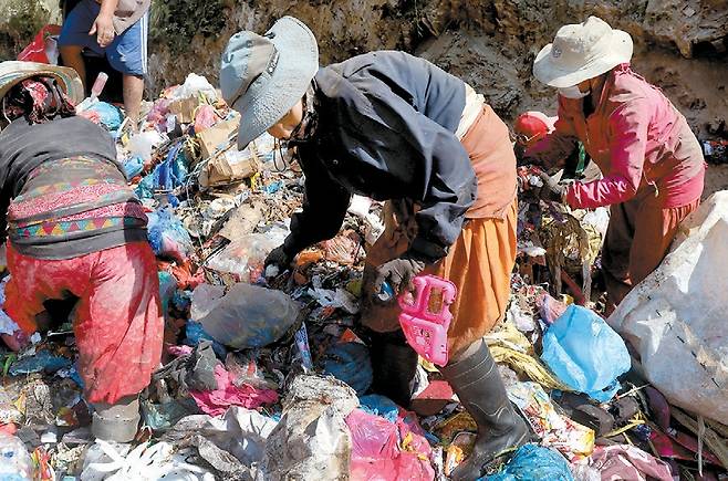 안전부츠를 신고 일하는 폐기물 노동자들. [사진 칼파바티카 소사이어티 네팔]