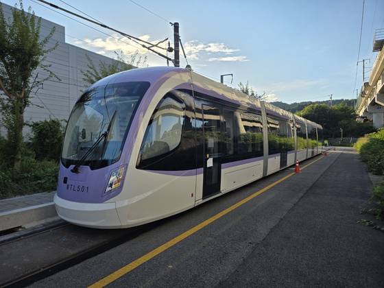 오송시험선에서 예비주행시험을 실시한 위례선 트램 차량. [사진 서울시]