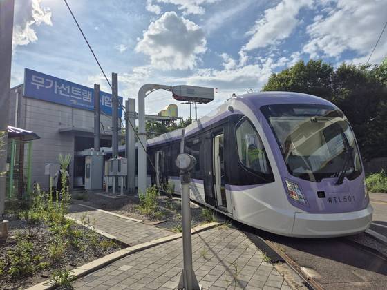 오송시험선에서 차량 성능과 안전성을 검증하고 있는 위례선 트램 차량. [사진 서울시]