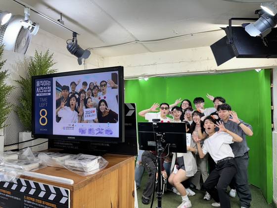 지난해 부산에 온 대만 대형 유튜버들의 모습. 이들이 부산을 찾아 관광지를 둘러본 내용을 소개하면서 더 많은 대만 관광객들이 찾고 있다. 사진 부산시]