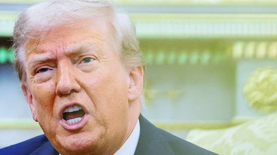 도널드 트럼프 미국 대통령이 3일(현지시간) 미국 워싱턴DC 백악관 오벌오피스에서 카롤 나브로츠키 폴란드 대통령과의 정상회담에서 '러시아에 대한 대응이 미흡하다'는 지적을 받자 목소리를 높여 발언하고 있다. 로이터=연합뉴스