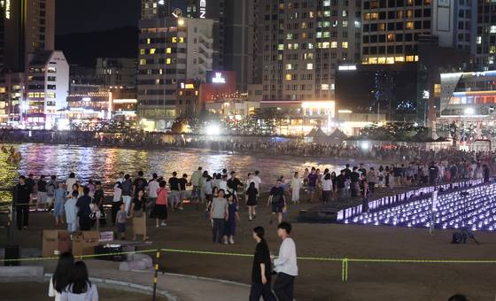 지난 8월 광인리해수욕장 일대 숙박 시설과 상점 네온사인이 거리를 밝히고 있다. 연합뉴스