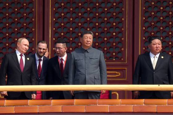 3일 중국 천안문 망루에 '북ㆍ중ㆍ러' 3국 정상이 나란히 섰다. 왼쪽부터 블라디미르 푸틴 러시아 대통령, 시진핑 중국 국가주석, 김정은 북한 국무위원장. 평양 노동신문=뉴스1