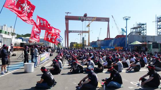 HD현대중공업 노조가 지난 3일 임협 난항으로 올해 7번째 부분 파업을 벌였다. 조합원들이 울산 본사 조선소에서 집회하는 모습. 연합뉴스