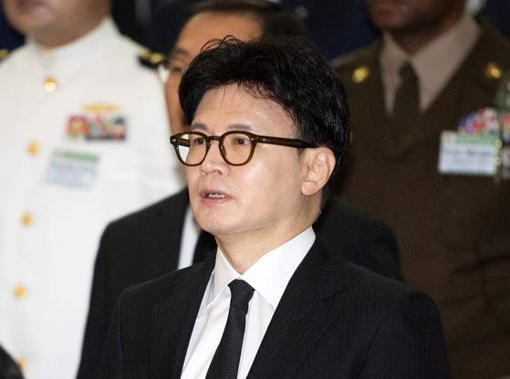 한동훈 국민의힘 전 대표가 지난 7월 29일 경기도 평택시 해군 2함대사령부 충무동산에서 열린 '제2연평해전 승전 23주년 기념식'에서 애국가를 제창하고 있다. 연합뉴스