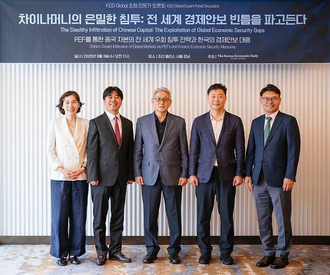 KED글로벌 토론회에 참석한 하윤희 고려대 교수, 송헌재 서울시립대 교수, 강천구 인하대 교수, 이치훈 국제금융센터 실장, 박주근 리더스인덱스 대표가 기념촬영을 하고 있다. KED글로벌