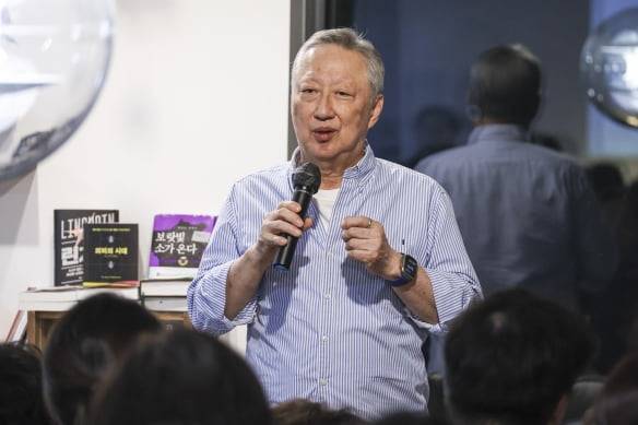 박용만 전 대한상의 회장이 3일 북콘서트 참석자들의 질의에 답하고 있다.  임형택 기자