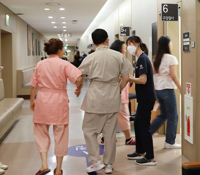 4일 서울의료원 의료진이 장애인을 대상으로 건강검진을 하고 있다. 푸르메재단 제공