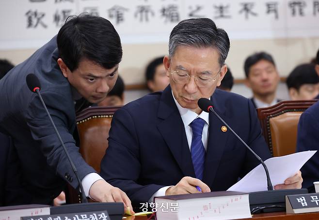 정성호 법무부 장관이 4일 국회 법제사법위원회 전체회의에서 법무부 검찰국장에게 쪽지를 건네받고 있다. 권도현 기자