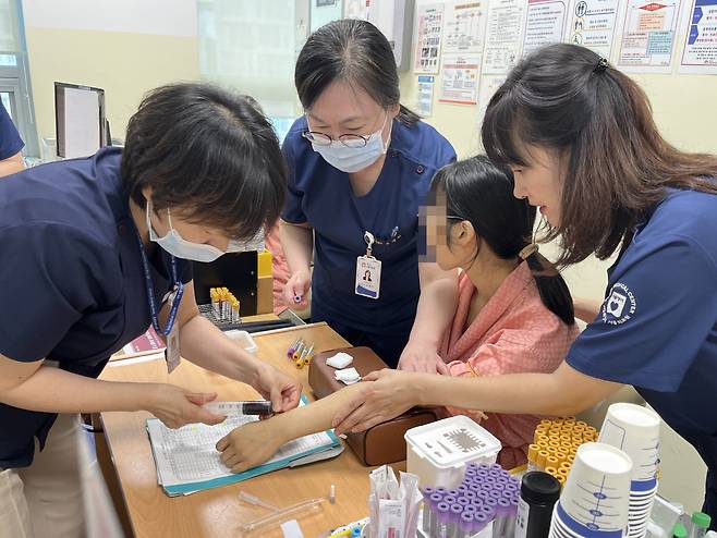 4일 서울의료원 의료진이 장애인을 대상으로 건강검진을 하고 있다. 푸르메재단 제공