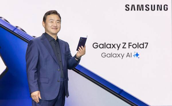삼성전자 DX부문장 직무대행 노태문 사장이 7월9일(현지시간) 미국 뉴욕 브루클린 듀갈 그린하우스에서 열린 '갤럭시 언팩 2025' 행사에서 초슬림 대화면 폴더블폰 '갤럭시 Z 폴드7'과 '갤럭시 Z 플립7'을 공개하고 있다. 삼성전자 제공