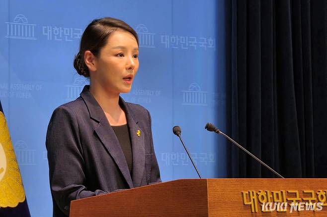 강미정 조국혁신당 대변인이 4일 서울 여의도 국회 소통관에서 기자회견을 열고 당내 성비위 건 고발 및 탈당을 선언하고 있다. 김건주 기자&nbsp;&nbsp;