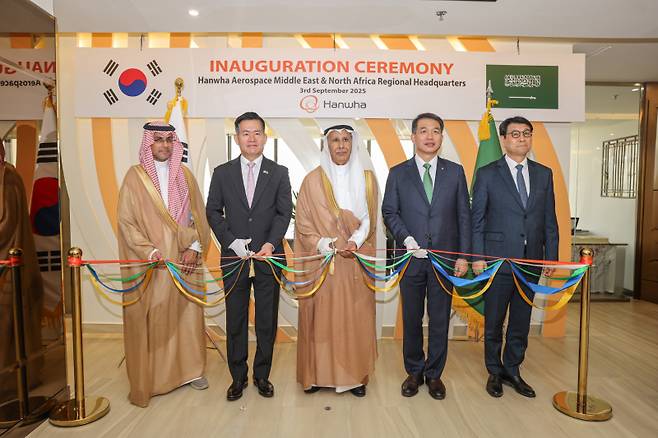 3일(현지시각) 사우디아라비야 리야드에서 열린 한화에어로스페이스 중동 총괄법인 개소식에 참가한 관계자들이 축하 세리머니를 하고 있다. 왼쪽부터 살레 빈 압둘라 알 아킬리 사우디 군수산업청 부청장, 석종건 방위사업청장, 아흐마드 압둘아지즈 알 오할리 사우디 군수산업청장, 성일 한화에어로스페이스 중동·북아프리카 총괄법인 사장, 문병준 주사우디 대사대리.한화에어로스페이스