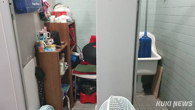 서울의 한 대학교 청소노동자 휴게 공간. 화장실 한쪽에 꾸려졌다. 민주노총 제공