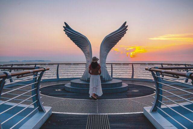 백수해안도로 노을전망대에 설치된 조형물. 칠산바다 칠산도의 상징이자 천연기념물 제389호 괭이갈매기 날개를 형상화했다.