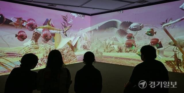 플라스틱으로 뒤덮인 바다와 하이브리드 생명체를 통해 오염과 자연 변화를 시각화한 한윤정 작가의 <보이지 않는 바다>. 윤원규기자