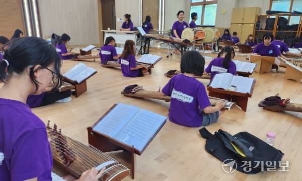 가야금 수업 장면. 박화선기자