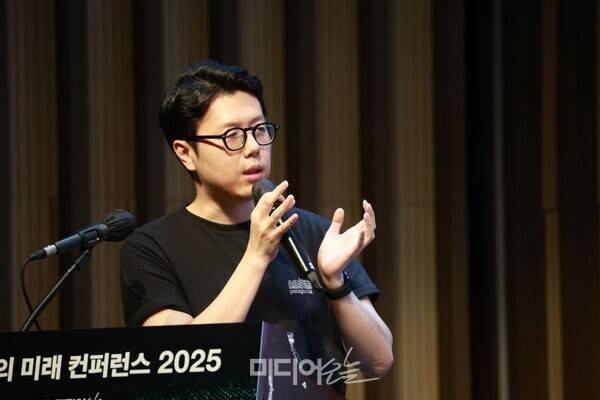 ▲ 장진욱 캐럿 대표가 3일 미디어오늘이 주최하는 미디어의 미래 콘퍼런스에서 발표하는 모습. 사진=김용욱 기자