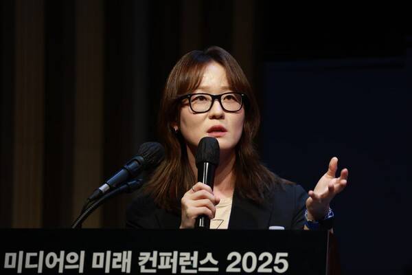 ▲최민디 넷플릭스 한국어 더빙 시니어 매니저가 4일 서울 강남구 과학기술컨벤션센터 국제회의실에서 미디어오늘이 주최하는 미디어의 미래 컨퍼런스에서 발표를 진행했다. 사진=김용욱 기자