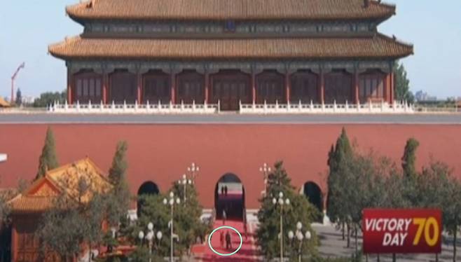 2015년 전승절 70주년 열병식 당시 시진핑 주석 부부(원 안)가 외국 정상들과 악수하기 위해 대기하는 모습. 당시 시 주석 부부가 성문 출구 10m 지점에 서면서 외국 정상들의 도보 거리가 짧았지만 올해 80주년 행사에서는 이동 거리를 150m로 늘렸다. 높아진 중국 경제 위상과 시진핑 리더십의 강건함을 강조하기 위한 이른바 ‘황제 의전’ 전략이라는 평가다. <이미지=뉴차이나 영상 캡처>