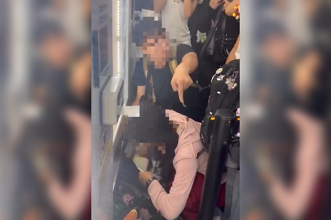 팝업스토어에서 물건을 쓸어 담고 있는 되팔이꾼들 [사진 출처 = SNS ‘X’ 캡처]