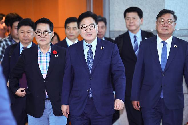 중국 베이징에서 열리는 ‘항일전쟁 및 세계 반파시스트 전쟁 승전(전승절) 80주년 열병식’에 참석하는 우원식 국회의장과 여야 의원들이 지난 2일 인천국제공항 제1여객터미널로 출국하고 있다. [사진 출처 = 연합뉴스]