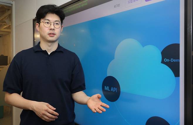 김재원 대표가 인공지능(AI) 교육 생태계 구축에 대해 설명하고 있다. 이승환 기자