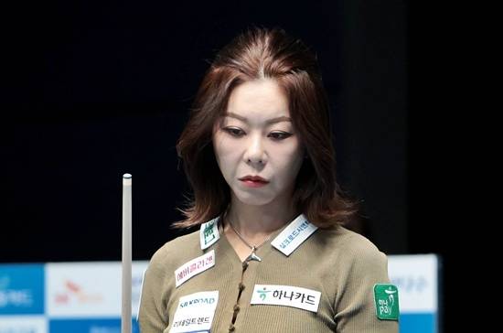 타이틀 수성에 나선 김가영이 4일 열린 25/26시즌 4차전 SY베리테옴므LPBA챔피언십 16강전에서 최혜미를 3:1로 꺾고 스롱피아비 한슬기 김민영과 함께 8강에 선착했다. (사진=PBA)