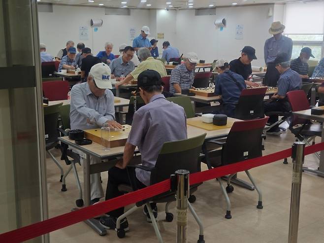 지난 3일 서울 종로구에 있는 서울노인복지센터 별관 2층에 있는 바둑 장기실에 노인들이 바둑을 두는 모습./사진=박상혁 기자.