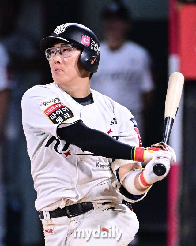 2025년 9월 3일 오후 경기도 수원KT위즈파크에서 열린 '2025 신한 SOL뱅크 KBO 리그' 롯데 자이언츠와 KT 위즈의 경기. KT 허경민이 9회말 1사 1루서 안타를 치고 있다./수원=유진형 기자