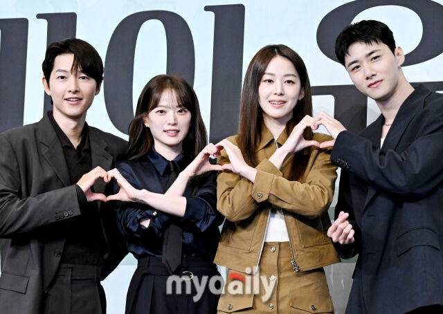 배우 송중기, 천우희, 이주명, 서지훈(왼쪽부터)이 4일 오후 서울 신도림 더링크호텔에서 진행된 JTBC 금요시리즈 '마이 유스' (극본 박시현, 연출 이상엽 고혜진) 제작발표회에서 포토타임을 갖고 있다.'마이 유스'는 남들보다 늦게 평범한 삶을 시작한 선우해(송중기 분)와 뜻하지 않게 첫사랑의 평온을 깨뜨려야 하는 성제연(천우희 분)의 감성 로맨스 드라마다. 9월 5일 첫 방송 예정.