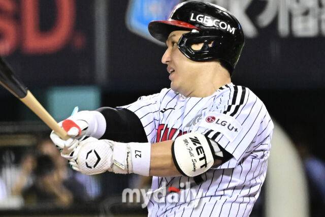 19일 서울 잠실야구장에서 열린 '2025 신한 SOL BANK KBO리그' 롯데 자이언츠와 LG 트윈스 경기.LG 박동원이 6회말 2사에 타격을 하고 있다./마이데일리