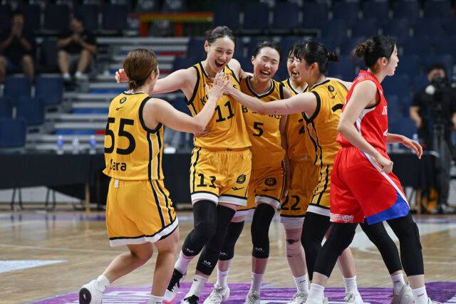 강이슬과 KB스타즈 선수단./WKBL