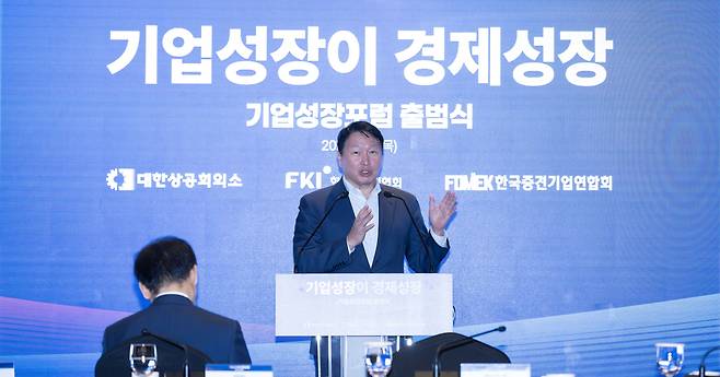 기업성장포럼 출범식 최태원 대한상공회의소 회장이 4일 서울시 중구 롯데호텔에서 열린 ‘기업성장포럼 출범식’에서 기조강연을 하고 있다. 임세준 기자