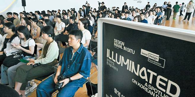 디자인 마이애미 인 시투 서울과 함께하는‘헤럴드디자인포럼 2025’에서 참석자들이 기념촬영을 하고 있다(위쪽부터).  행사에서 한 참석자가 패널들을 향해 질문하고 있다. 행사 참석자들이 대담을 듣고 있다.  임세준 기자