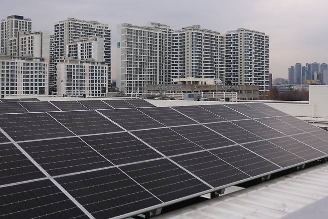서울 송파구 가락시장 채소2동 옥상에 태양광 패널이 설치돼 있다. 서울시는 채소2동 에너지사용량의 27%를 태양과 지열 등 신재생에너지로 확보하고, 녹색건축 인증 우수등급(그린1등급)과 건축물 에너지효율 1++등급을 취득했다. [연합]