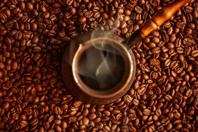 성인 여성이 매일 블랙커피를 2잔 이상 마시면 당뇨병 예방에 도움을 받을 수 있음을 시사하는 연구결과가 국내에서 나왔다. 연구결과를 보면 블랙커피를 2잔 이상 마신 여성의 인슐린 저항성 위험이 커피를 마시지 않는 여성보다 30% 가까이 낮았다.<사진출처:게티이미지뱅크>