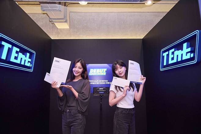 서울 성동구 ‘T 팩토리(T Factory) 성수’에서 방문객이 체험을 마친 뒤 아티스트 계약서를 들고 프로필 사진을 촬영하고 있다. [SK텔레콤 제공]