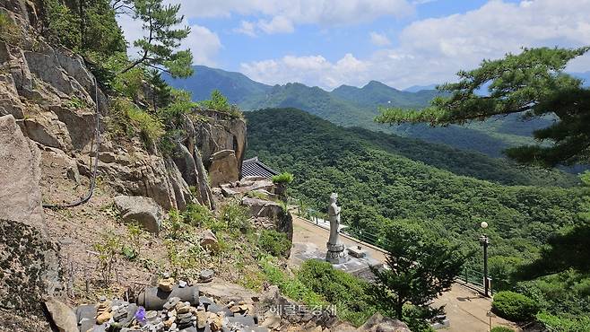 정방사 산신각에서 바라본 관음상
