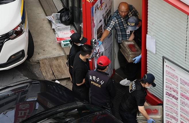 지난 3일 서울 관악구 조원동의 한 피자 가게에서 칼부림 사건이 발생해 경찰이 조사하고 있다. [연합]